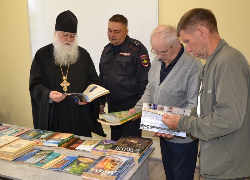 В Кунгуре представители Общественного совета при территориальном отделе полиции передали в изолятор временного содержания  православную литературу