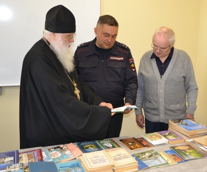 В Кунгуре представители Общественного совета при территориальном отделе полиции передали в изолятор временного содержания  православную литературу