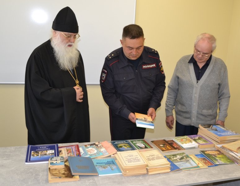 В Кунгуре представители Общественного совета при территориальном отделе полиции передали в изолятор временного содержания  православную литературу