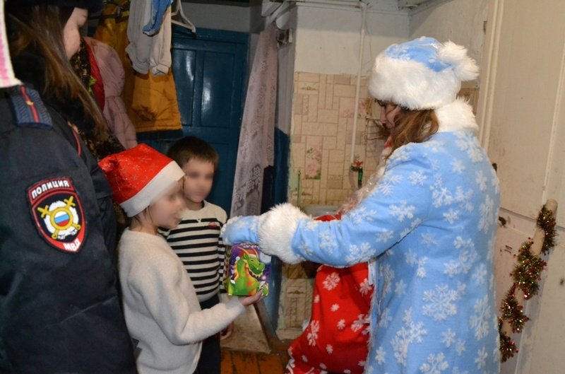 В Кунгурском округе полицейские Дед Мороз и Снегурочка посетили семьи, нуждающиеся в помощи