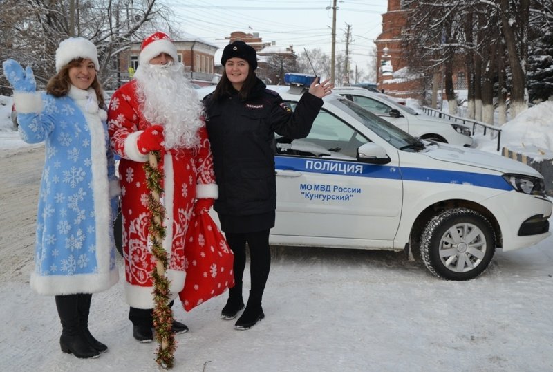 В Кунгурском округе полицейские Дед Мороз и Снегурочка посетили семьи, нуждающиеся в помощи